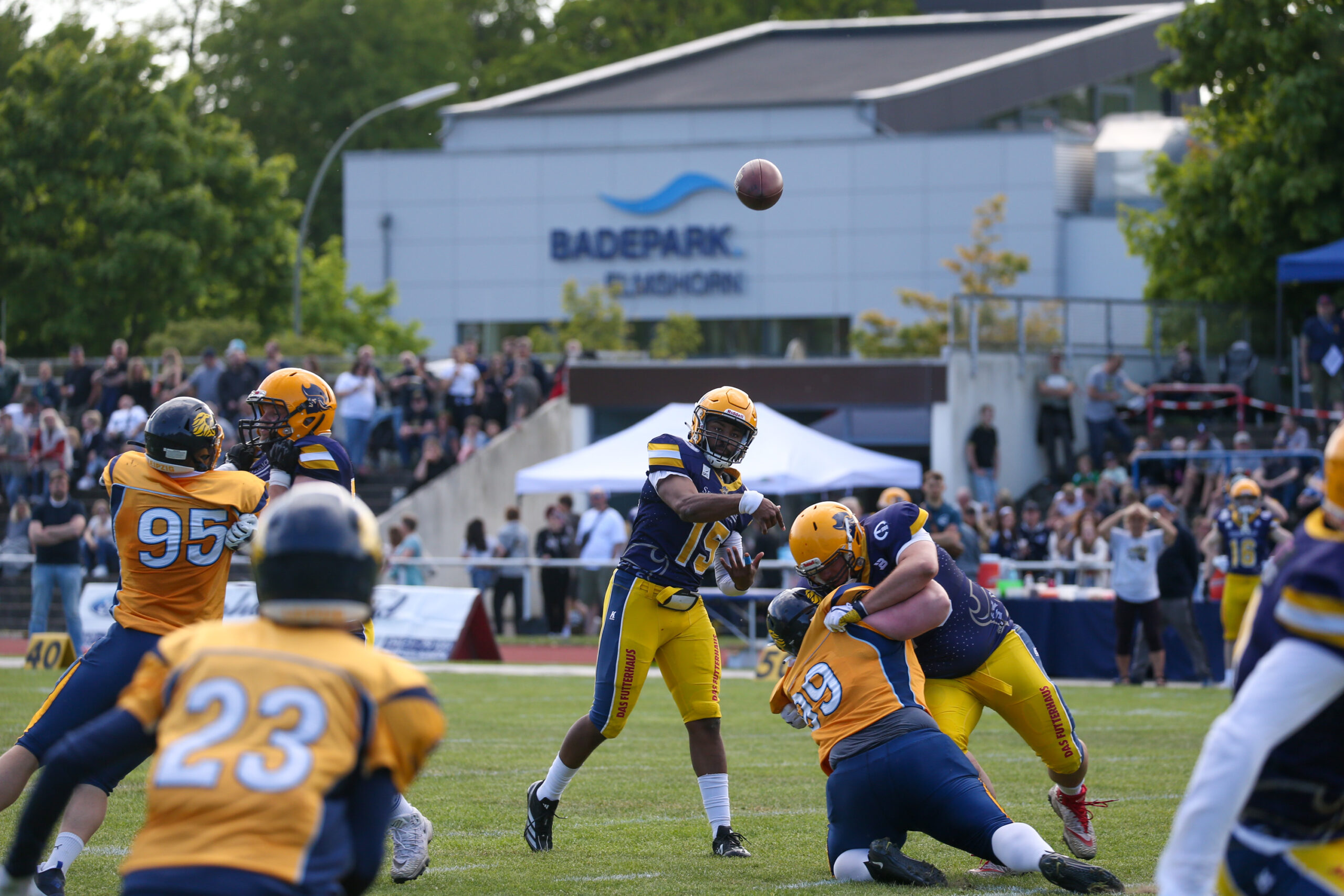Quarterback von Elmshorn mit dem Ball